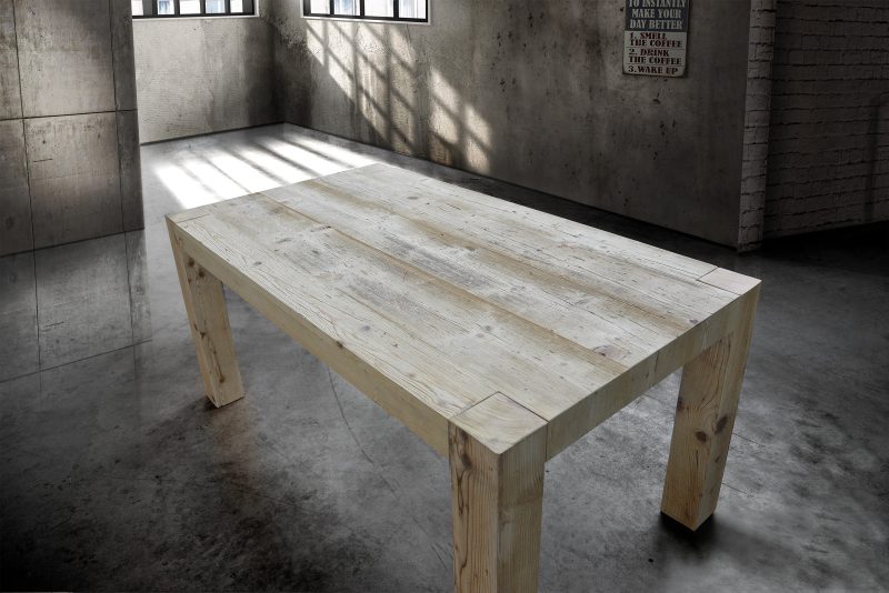 Tavolo in legno vecchio